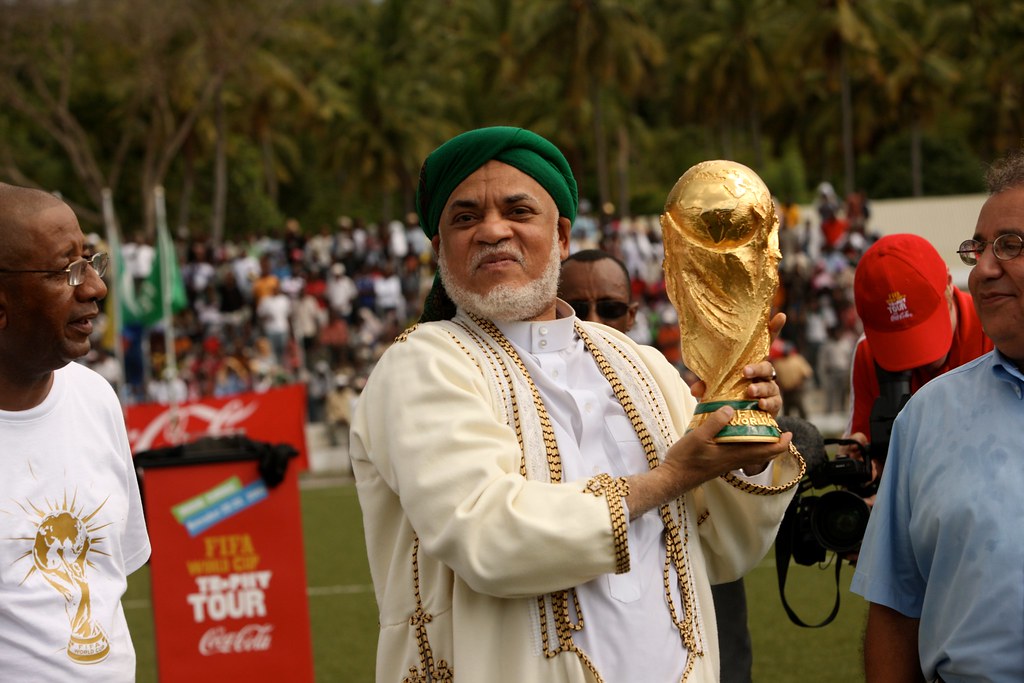 L'ancien président des Comores Ahmed Abdallah Sambi avec le trophée de la Coupe du Monde au Stade de Mitsamihuli le 23 novembre 2009