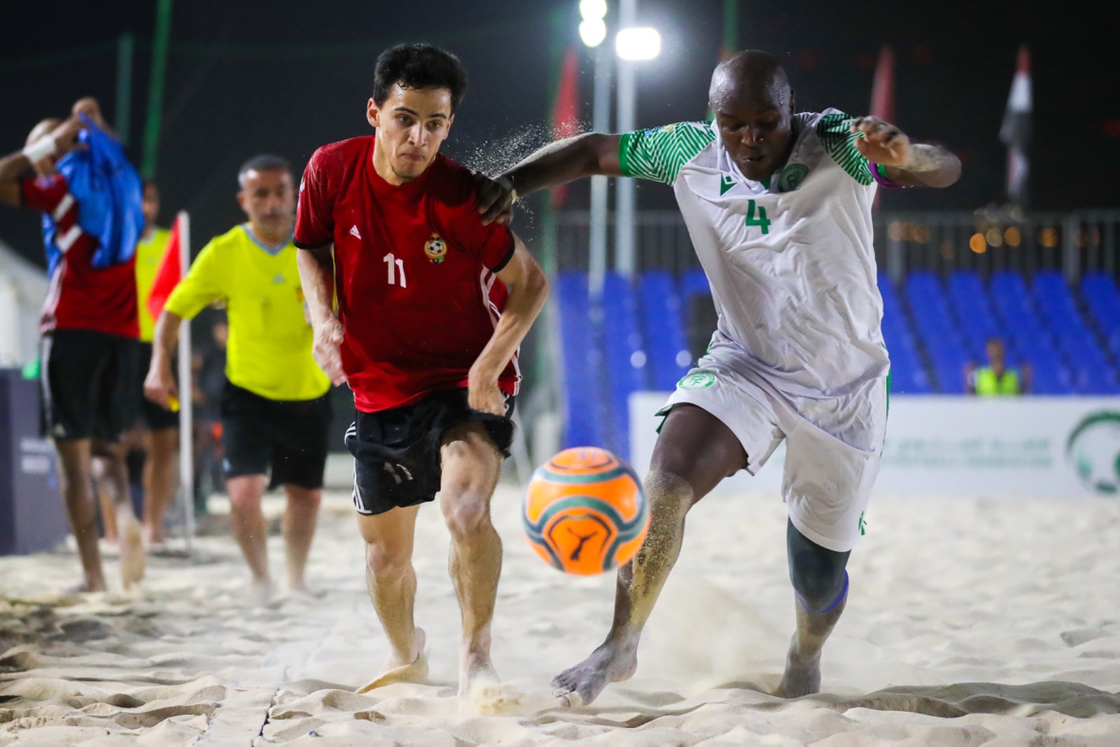 Anziz Mansoubou sous les couleurs des Comores beach soccer face à la Libye.