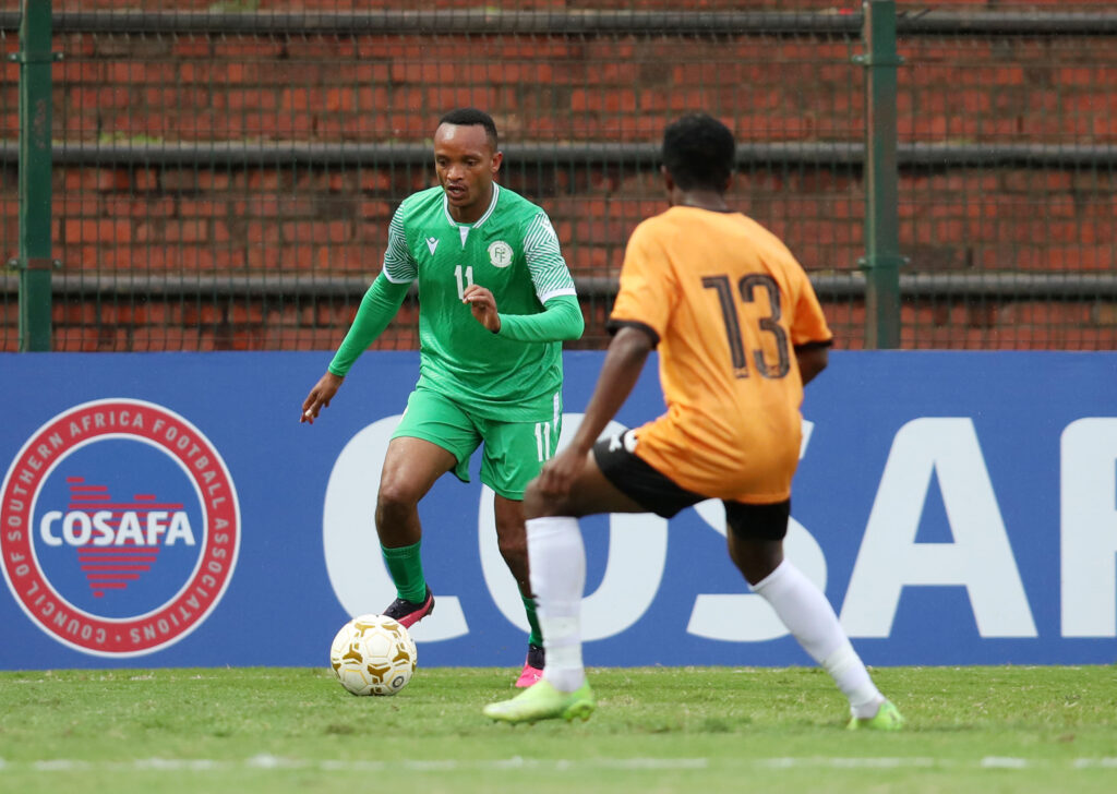 Le Comorien Mohamed Youssouf avec les Cœlacanthes contre la Zambie à la Cosafa Cup 2023