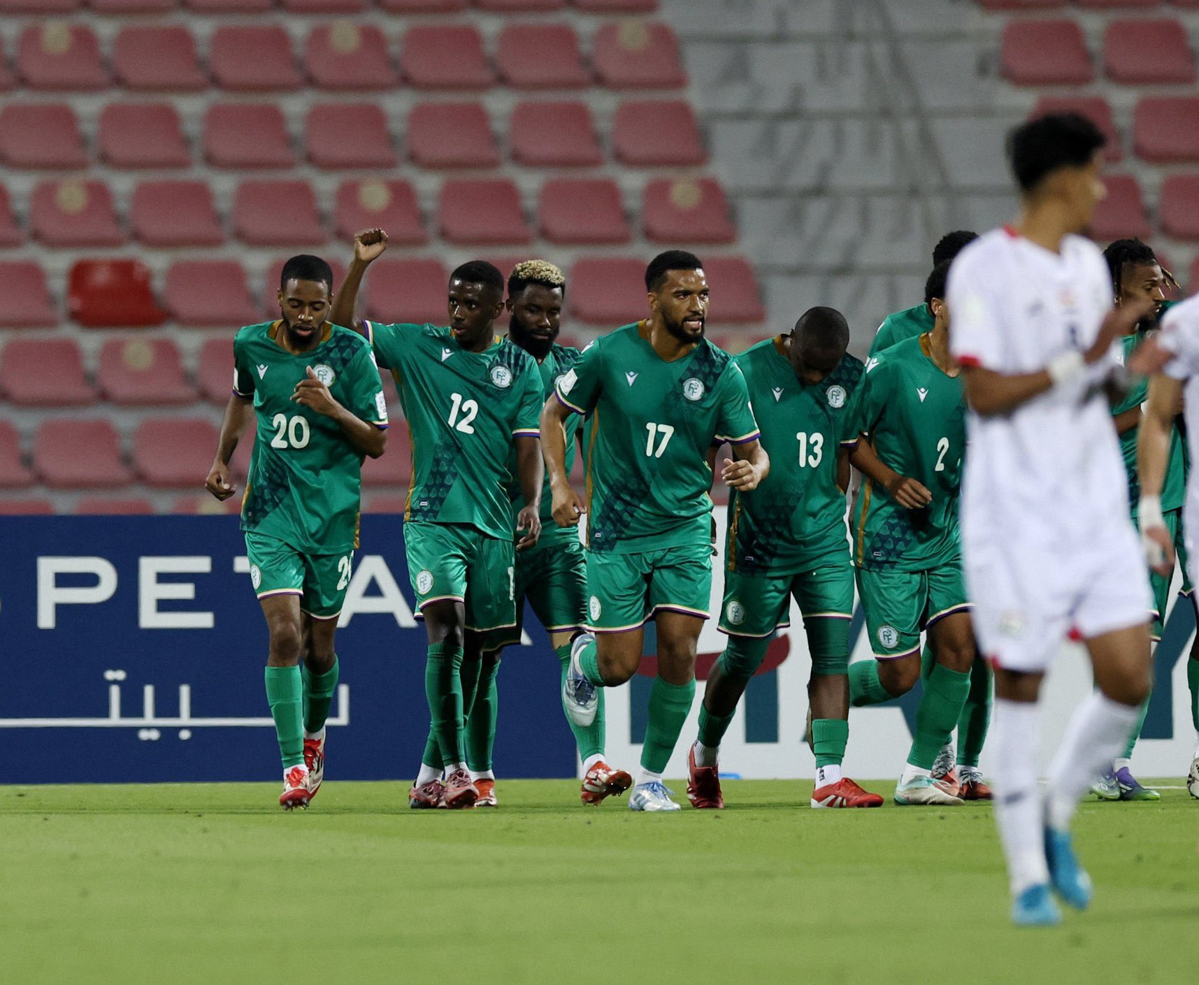 Célébration de but de Housseine Zakouani avec les Cœlacanthes face au Yémen.